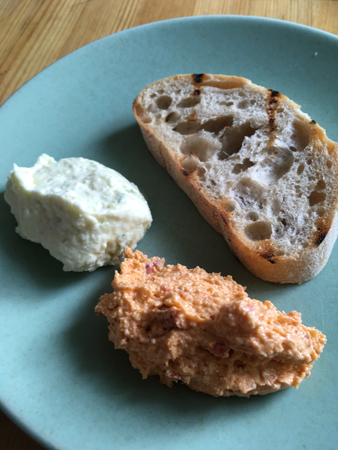 Bröd och två sorters röror från Akropolis