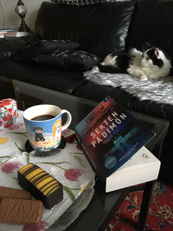 Kvällsfika med Lucifer i soffan