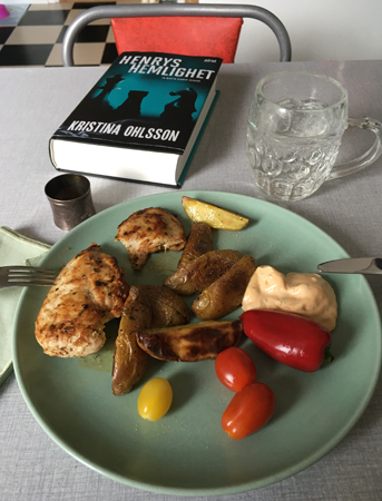 Kycklingfilé med potatisklyftor och boken Henrys hemlighet