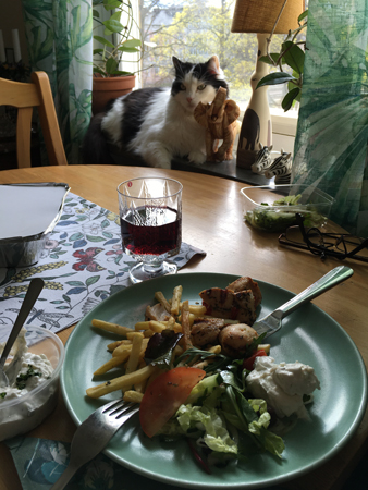 Kyckling pommes grönsaker och tzatziki o Lucifer i fönstret