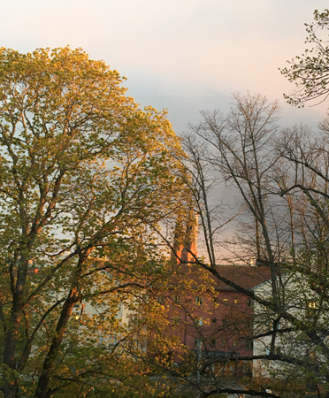 Domkyrkotornen skymtar genom balkongglaset