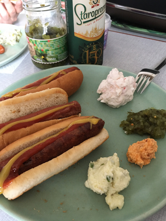 Kycklingkorv med bröd räksallad bostongurka och röror