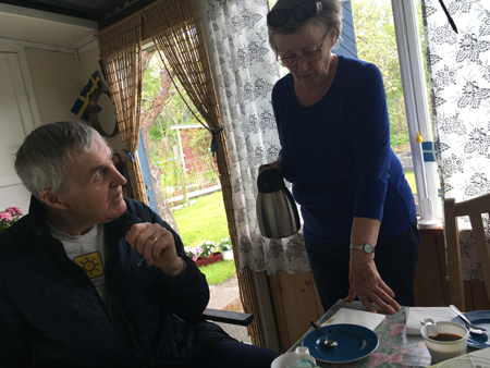 Slottsfrun serverar Slottsherrn kaffe