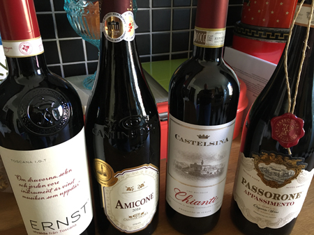 Fyra flaskor rött vin