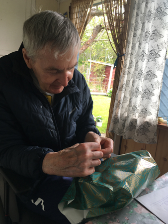 Slottsherrn a k a Kaptenen öppnar paket