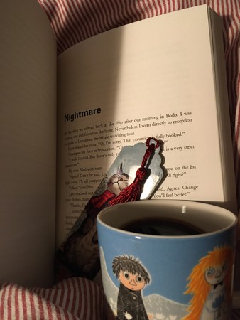 Bok kapitel Nightmare och kaffe på sängen