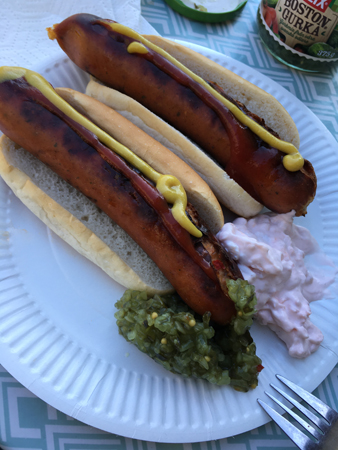Kalkonbrännare med bröd bostongurka och räksallad