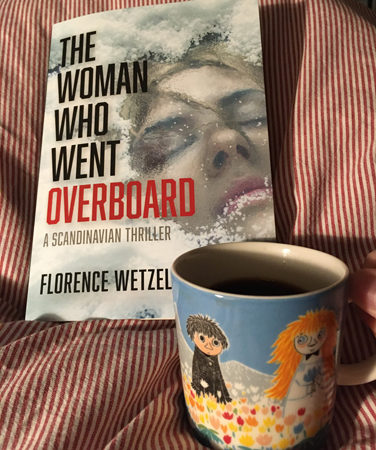 Boken The woman who went overboard och kaffe på sängen