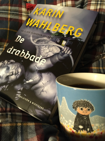 Boken De drabbade och Tofflemugg med kaffe