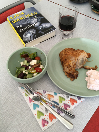 En kvarts grillad kyckling räksallad grönsallad ett halvt glas vin och De drabbade