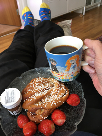 Fika med kanelbulle jordgubbar o nutella