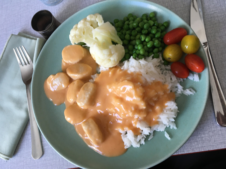 Fiskbullar i hummersås ris ärtor blomkål tomater