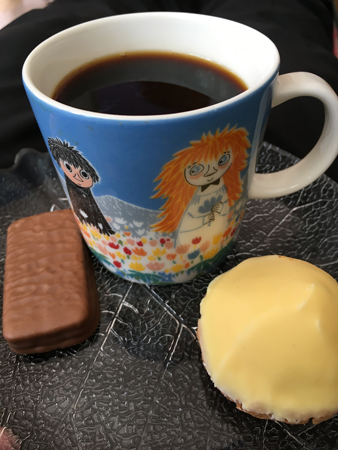 Kaffe med chokladkex och citronbiskvi