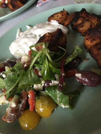 Kolgrillad kyckling sallad tzatziki