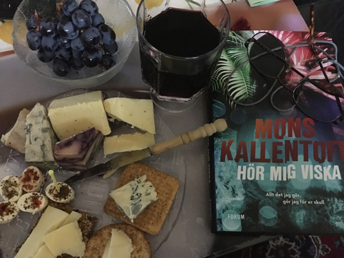 Osttallrik druvor vin och boken Hör mig viska