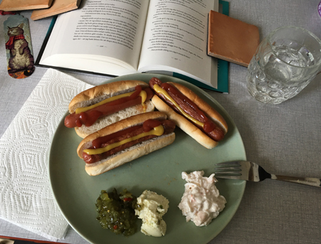 Tre kycklingkorvar m bröd räksallad bostongurka och grekisk röra