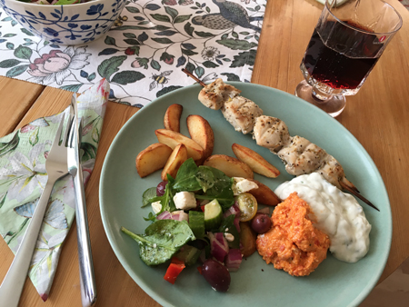 Annas kycklingspett fetaost o paprikaröra grönsaker tzatziki vin