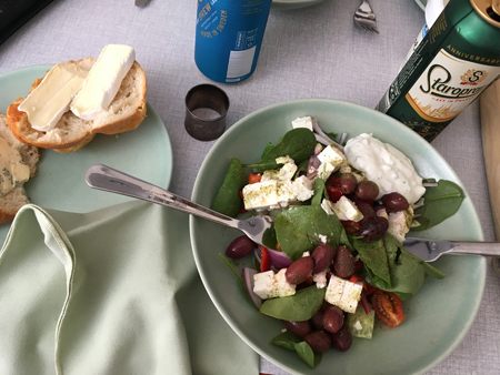 Grekisk sallad och öl