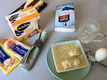 Lunch med lax knäcke ost ägg vatten och bok