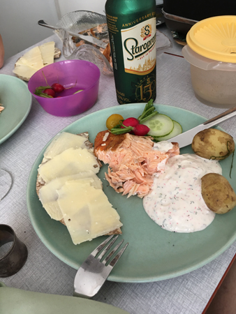 Varmrökt lax med färskpotatis romsås grönsaker knäcke öl