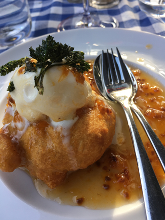 Friterad camembert persilja glass och hjortronsylt