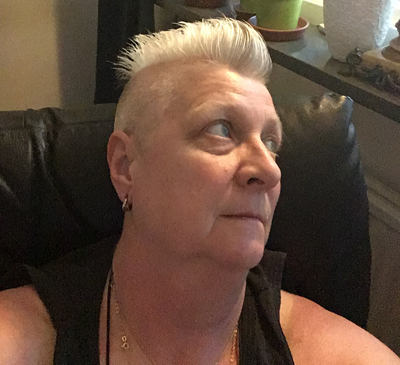 Nyklippt höger sida av huvudet