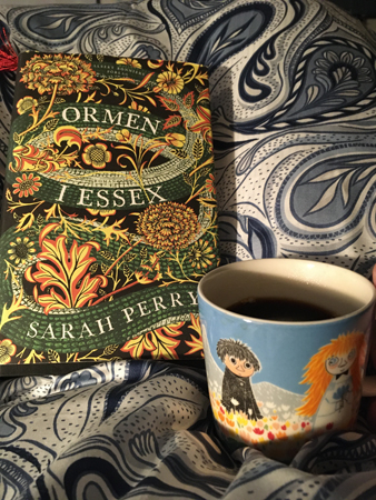 Boken Ormen i Essex och kaffe på sängen