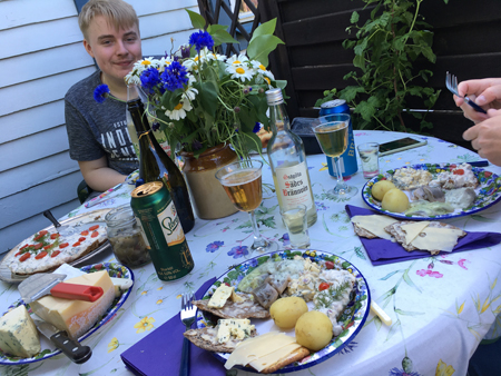 E vid midsommarmatbordet