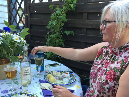 Anna vid midsommarmatbordet