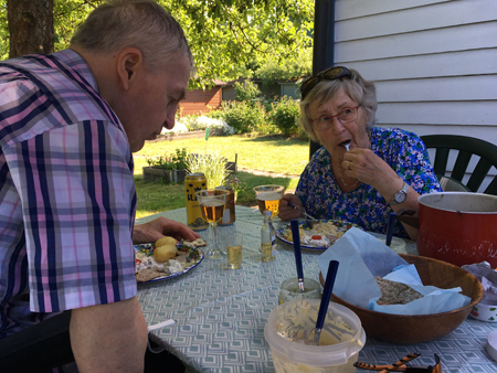 Slottsherrskapet äter midsommarmat