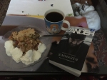 Rabarberpaj och glass med kaffe och boken Simmaren