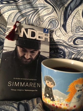 Boken Simmaren och kaffe på sängen