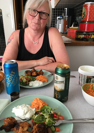 Anna med kyckling grönsaker fetaost o paprikaröra öl tzatziki