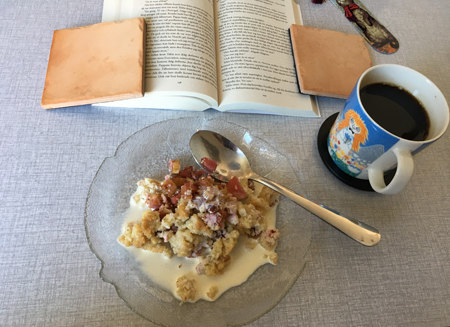 Rabarberpaj kaffe och bok