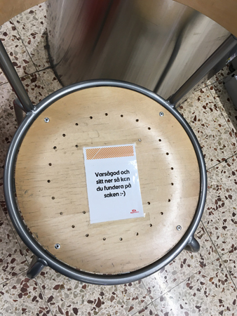 Stol på Torgkassen med test Varsågod och sitt ner