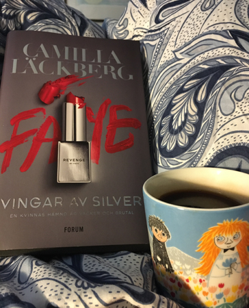 Vingar av silver och kaffe på sängen