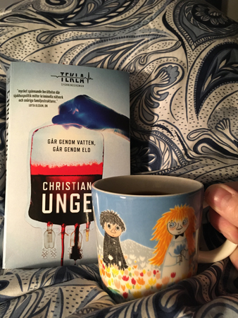 Boken Går genom vatten går genom eld och kaffe på sängen