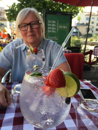 Anna med GT på Trattoria Alessandros uteservering