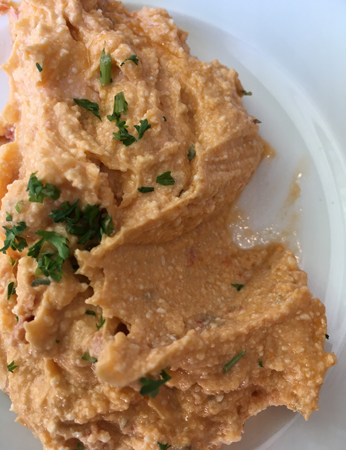 Fetaoströra med paprika tomat och chili