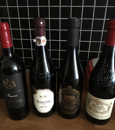 Fyra flaskor rött italienskt vin