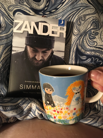 Boken Simmaren och kaffe på magen