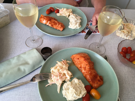 Chili o ingefärslax med tillbehör samt vitt vin