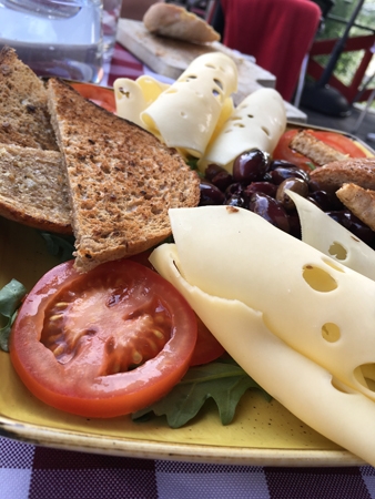 Bröd ost tomater oliver sallad