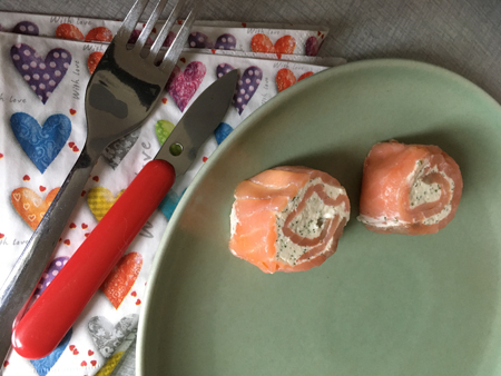 Laxrullar med pepparrotsost