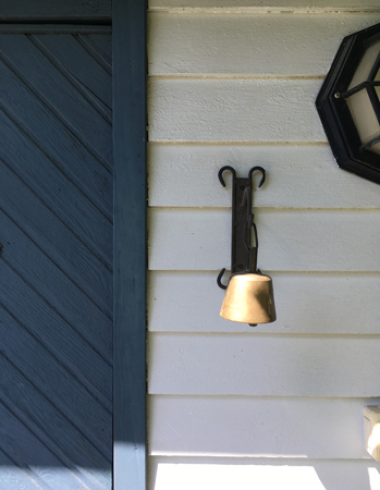 Stugvägg och dörren