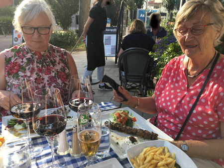 Anna och Ingis på Akropolis uteservering