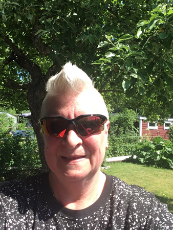 Selfie rosa i ansiktet i Slottsträdgården