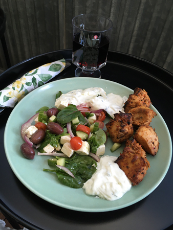 Kolgrillad kyckling sallad tzatziki och ett glas Amicone