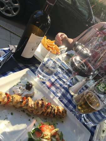 Kycklingspett vin och tillbehör Akropolis uteservering