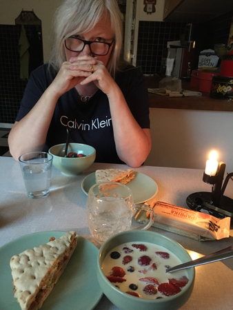 Anna med trekantsmacka bär och mjölk